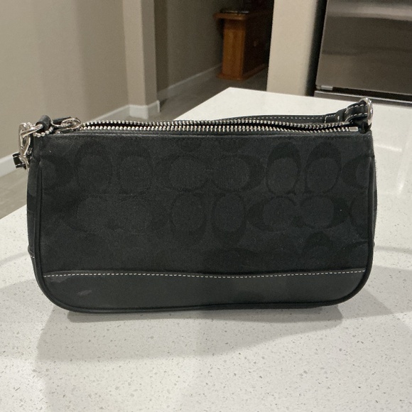 Small Coach - Picture 1 of 1